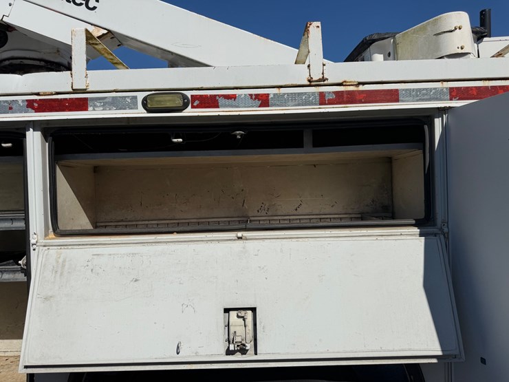 2004-freightliner-m2-106-image-15