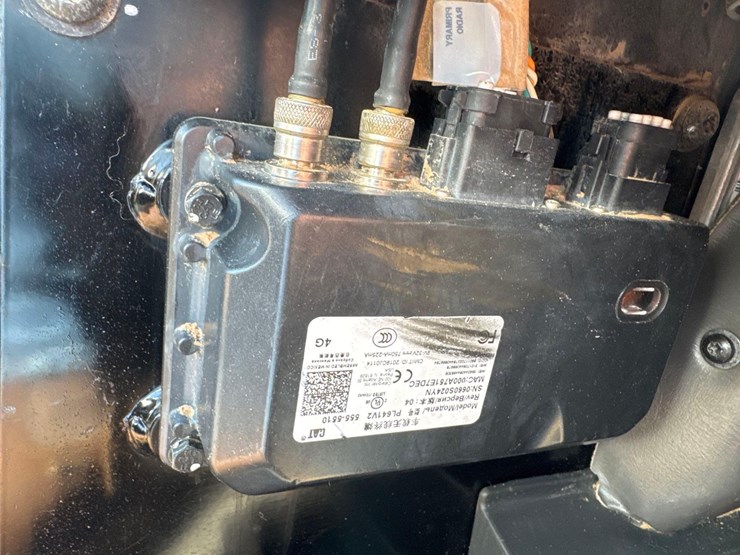 2019-caterpillar-d8t-image-42