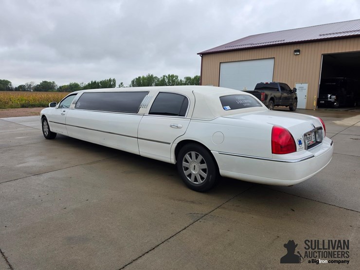 2006-lincoln-town-car-limousine-image-7