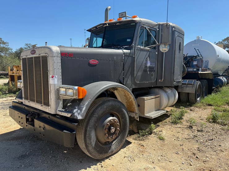 2002-peterbilt-379-image-1