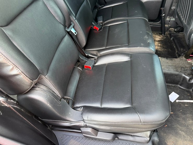 2020-ford-explorer-image-38