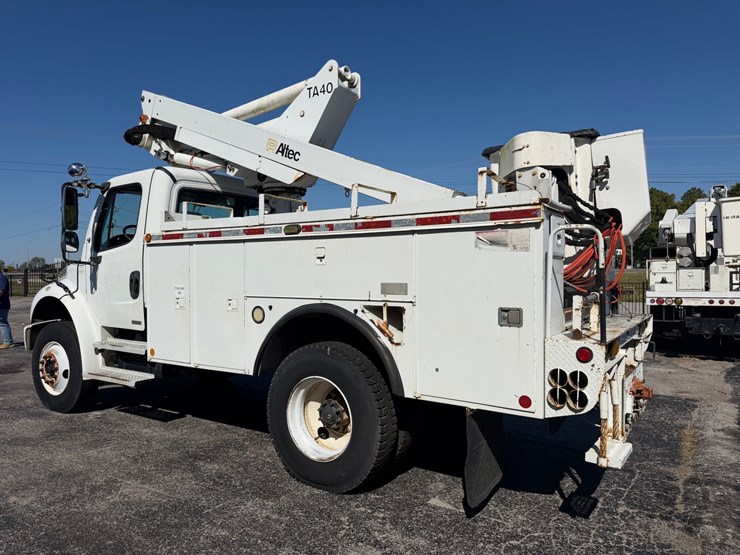 2004-freightliner-m2-106-image-4