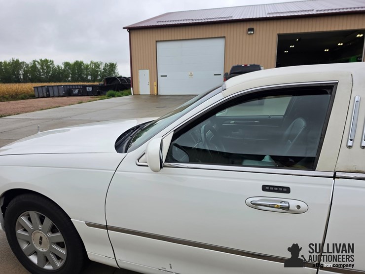 2006-lincoln-town-car-limousine-image-11