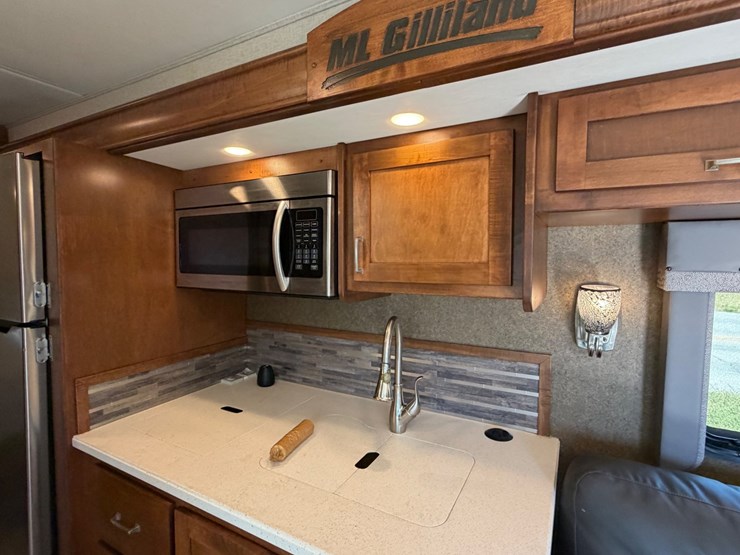 2018-ford-f550-image-41