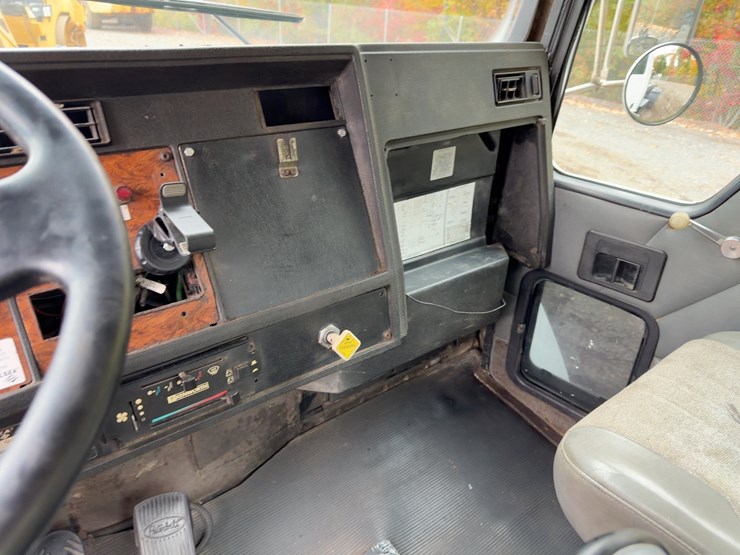 1999-kenworth-t300-image-22