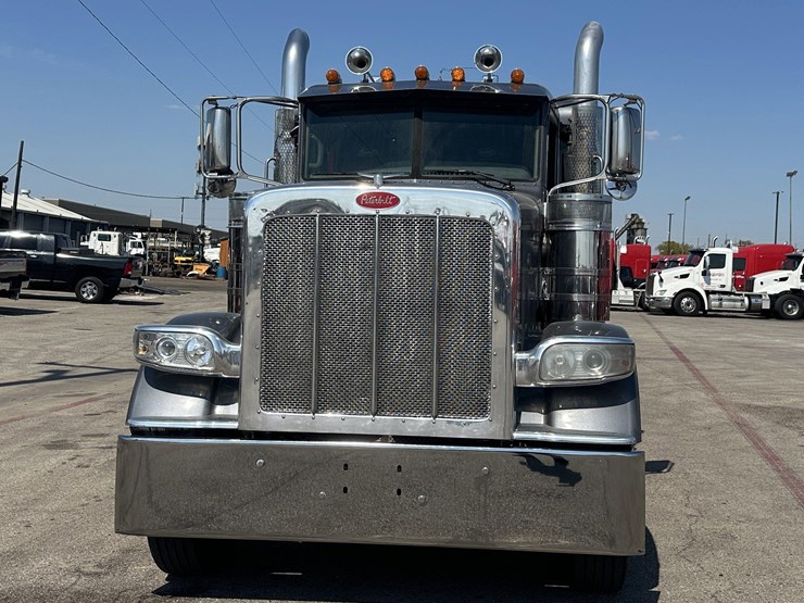 2016-peterbilt-389-image-2