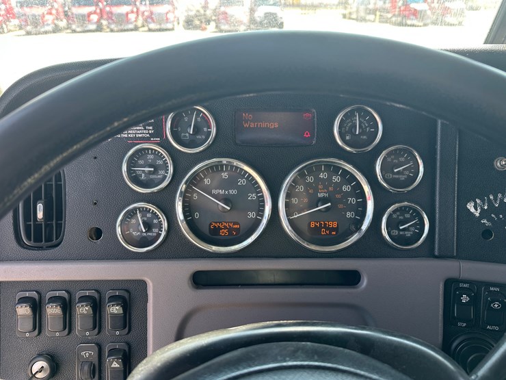 2016-peterbilt-389-image-15