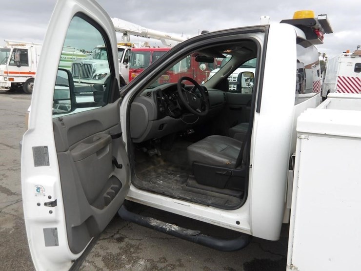2013-chevrolet-silverado-3500-image-11