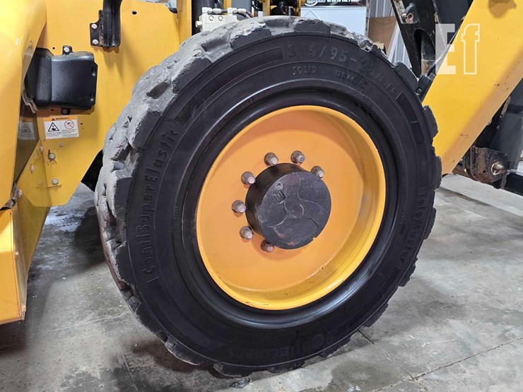 2018-caterpillar-tl943d-image-26