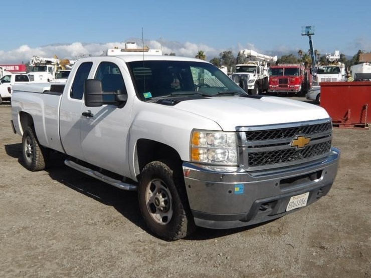 2013-chevrolet-silverado-2500-image-2
