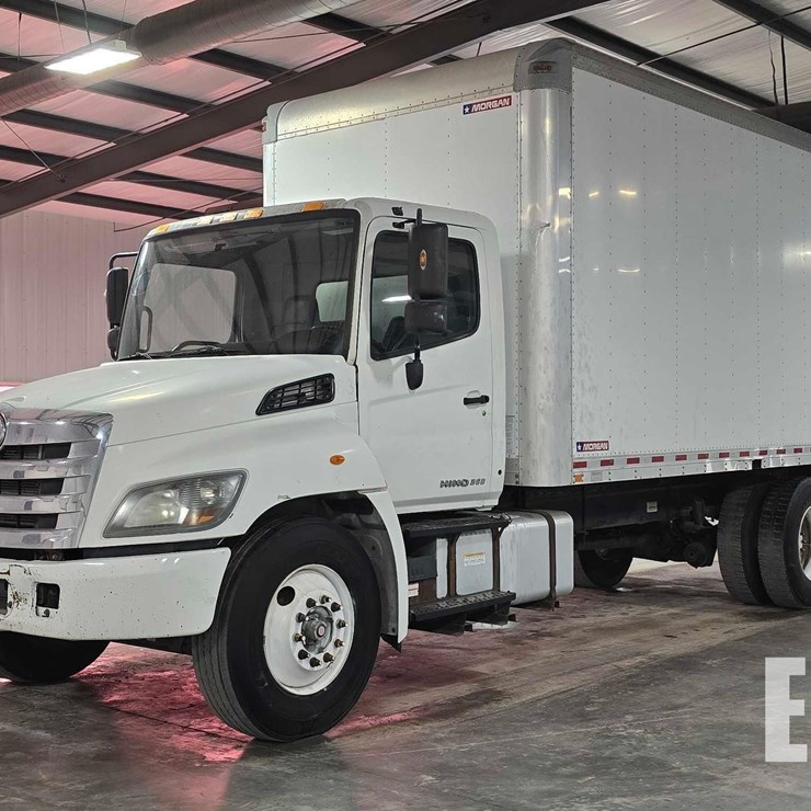 2017 HINO 268