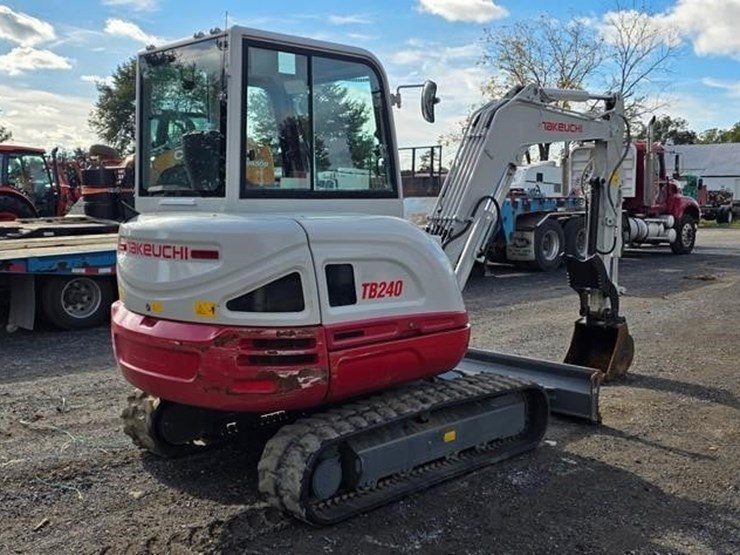 2023-takeuchi-tb240-image-3