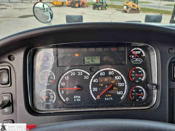2014-freightliner-108sd-image-11