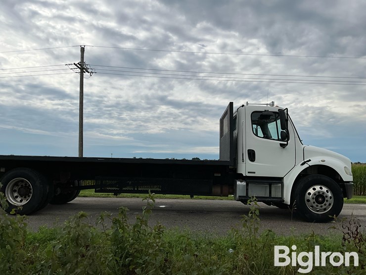 2005-freightliner-m2-106-image-4