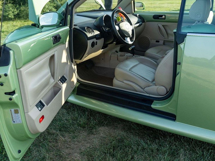 2005-volkswagen-new-beetle-gls-convertible-16,500-original-miles-image-17
