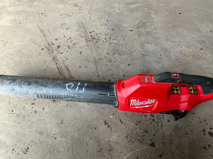#110-•-milwaukee-m18-fuel-16"-cordless-chainsaw-&-handheld-blower-lot-image-13