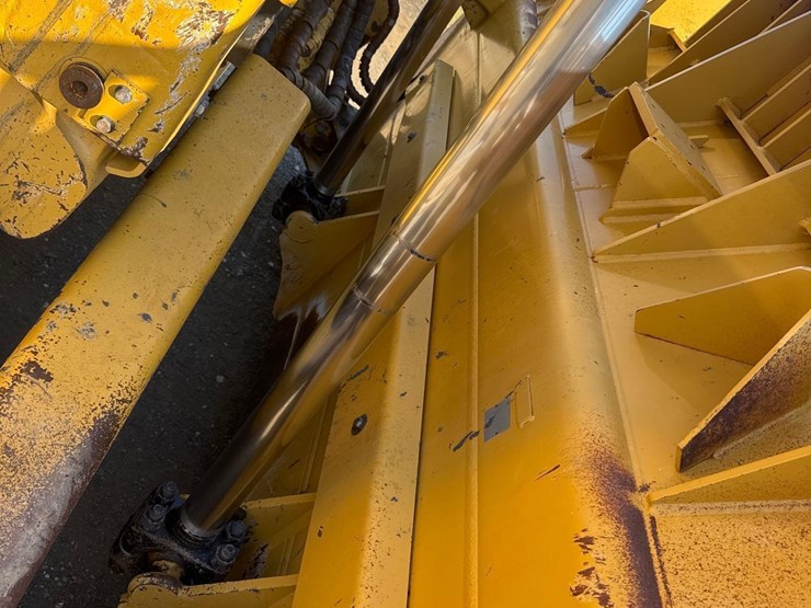2019-caterpillar-d8t-image-13