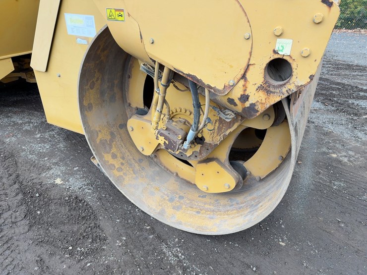 2011-caterpillar-cb64-image-10