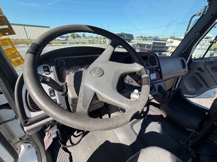 2004-freightliner-m2-106-image-36