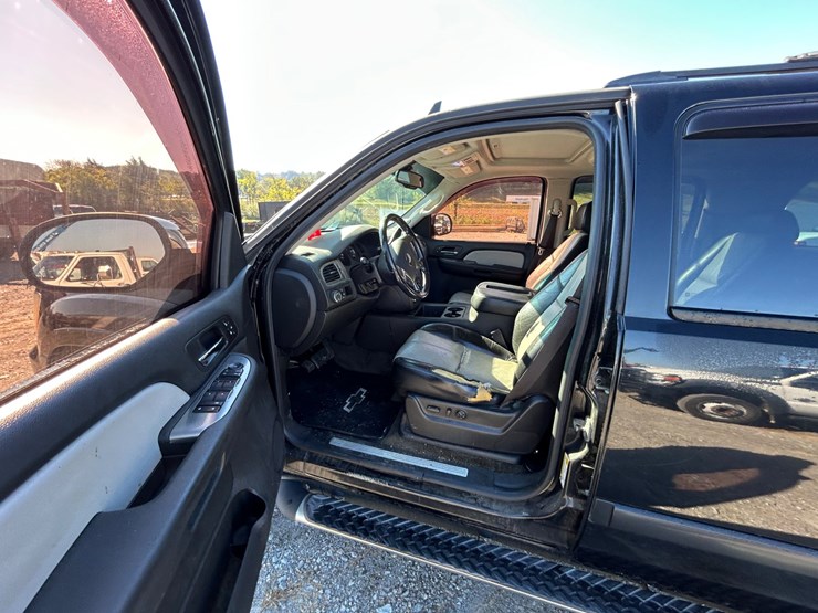 2007-chevrolet-suburban-image-9