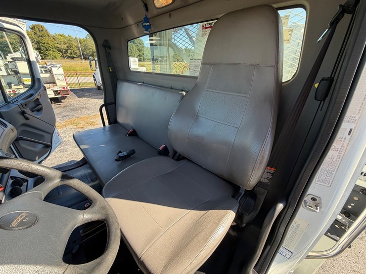 2014-freightliner-m2-106-image-53
