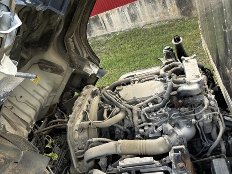 2011-isuzu-nqr-image-16