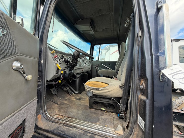 1996-ford-l9000-image-9