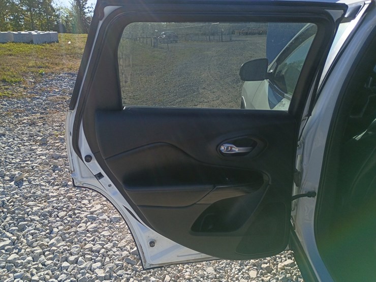 2014-jeep-cherokee-image-56