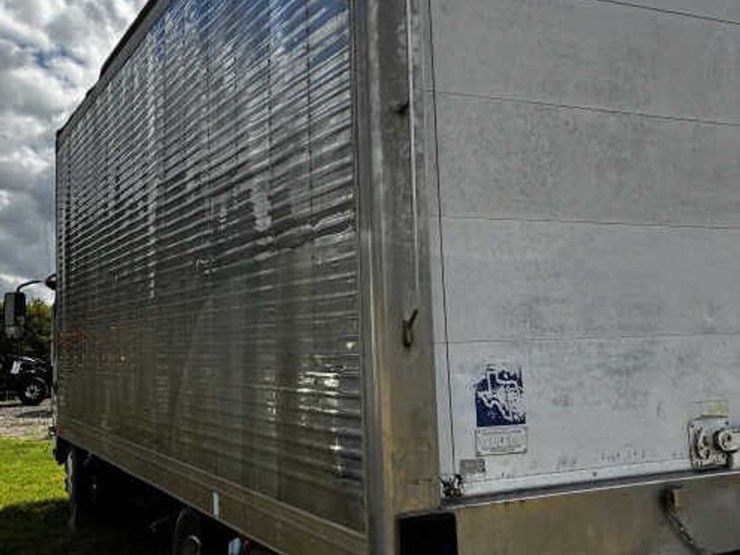 2011-isuzu-nqr-image-7