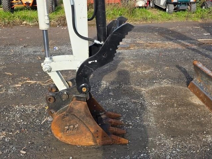 2023-takeuchi-tb240-image-8