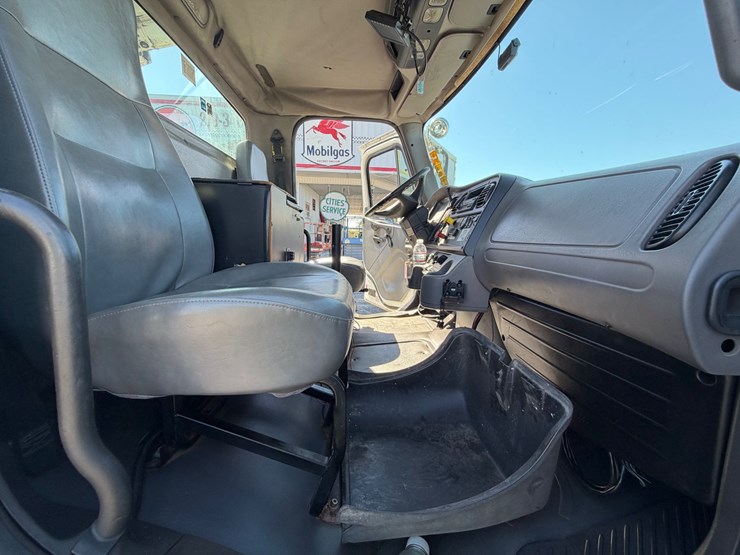 2004-freightliner-m2-106-image-33