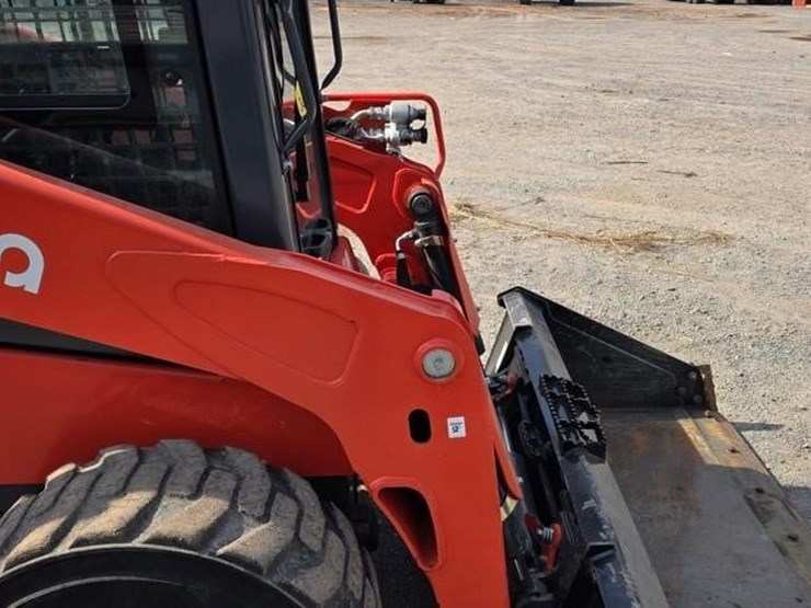 2025-kubota-ssv75-image-9