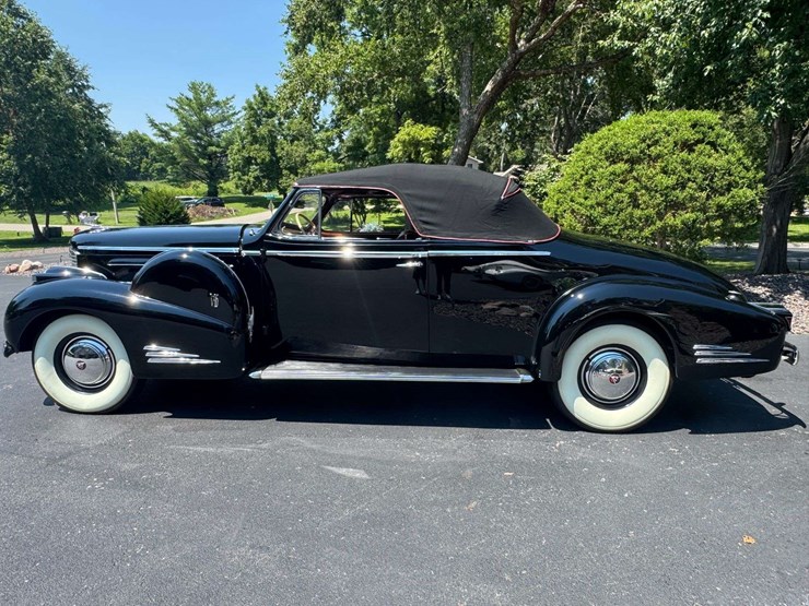 1939-cadillac-series-90-v-16-convertible-coupe-image-2