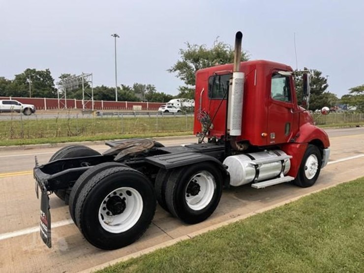 2004-freightliner-columbia-112-image-8