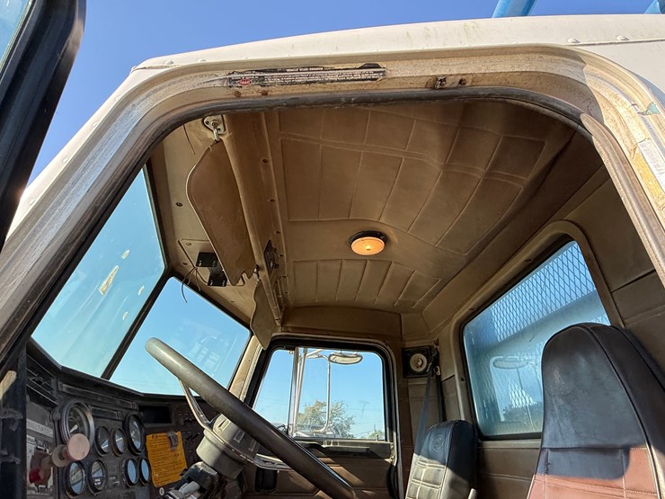 1990-peterbilt-357-image-15