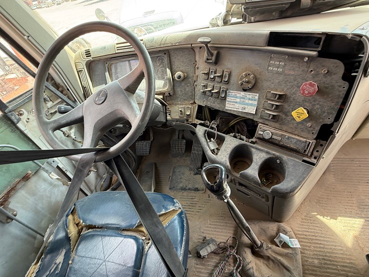 2006-freightliner-columbia-120-image-12