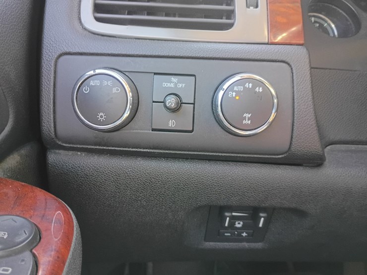2010-chevrolet-suburban-image-63