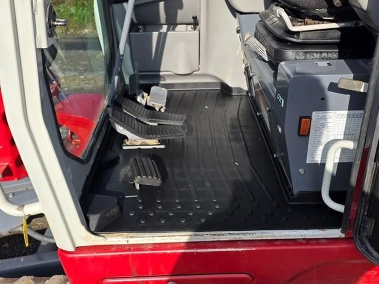 2023-takeuchi-tb240-image-57