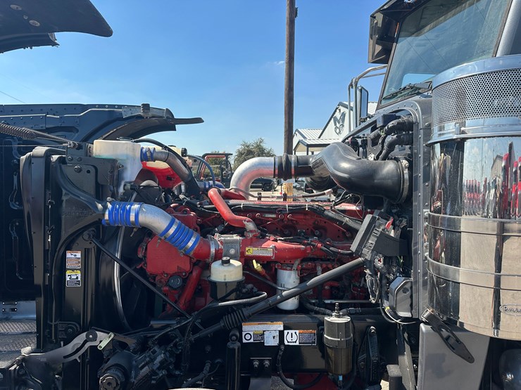 2016-peterbilt-389-image-16