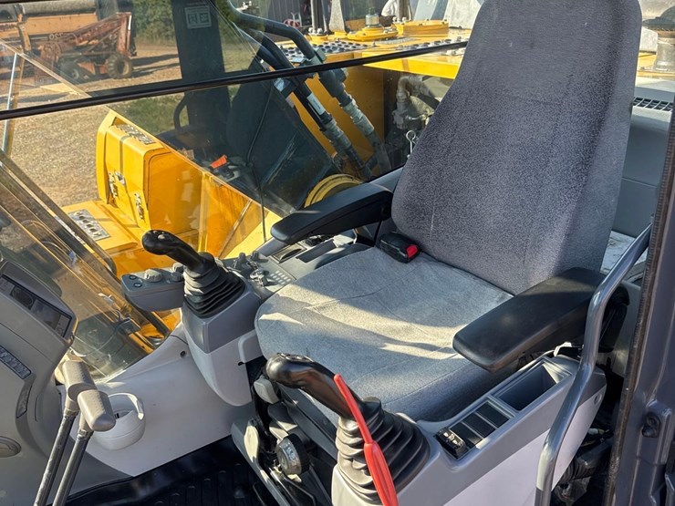 2022-deere-210g-lc-image-31