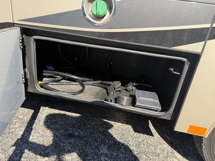 2018-ford-f550-image-16