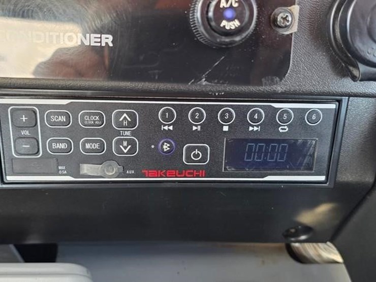 2023-takeuchi-tb240-image-66