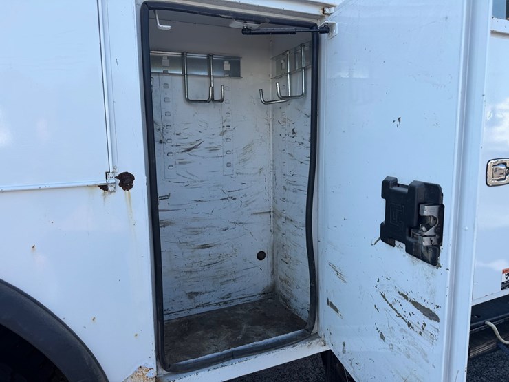 2019-freightliner-m2-106-image-27