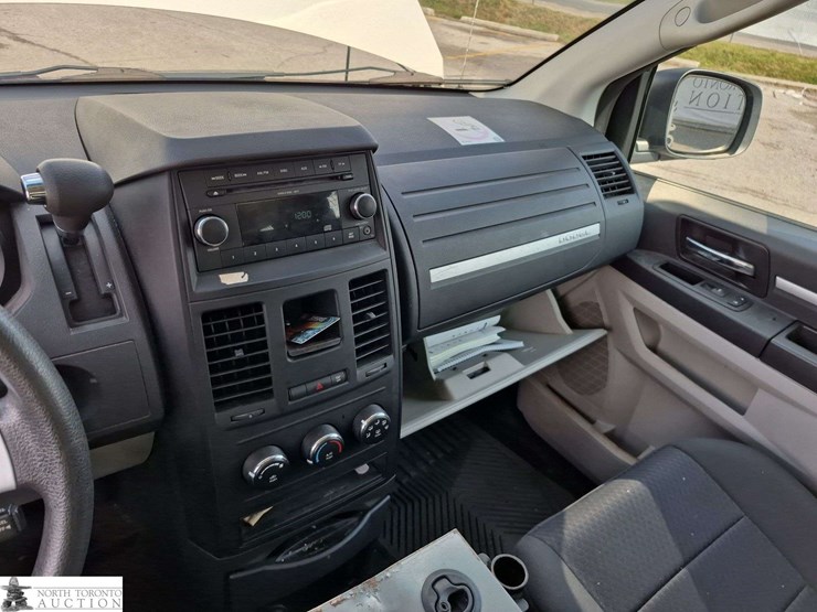 2010-dodge-grand-caravan-image-16