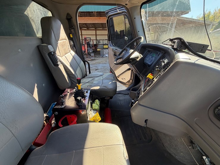 2016-freightliner-114sd-image-49