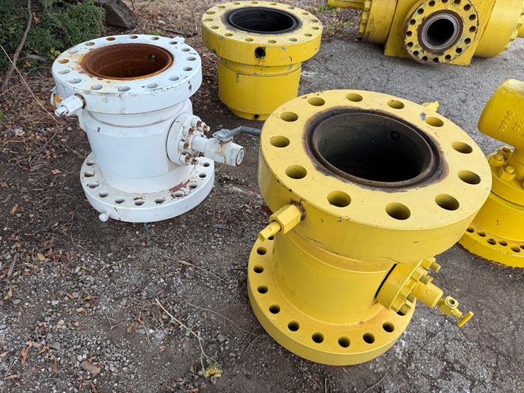 (2)-11-5/8”-&-(1)-13-5/8”-5m-/-10m-casing-heads-image-2