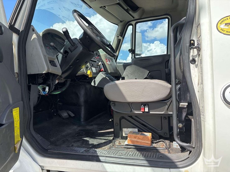 2012-international-workstar-7300-altec-dm45tr-4x4-digger-derrick-truck-image-12