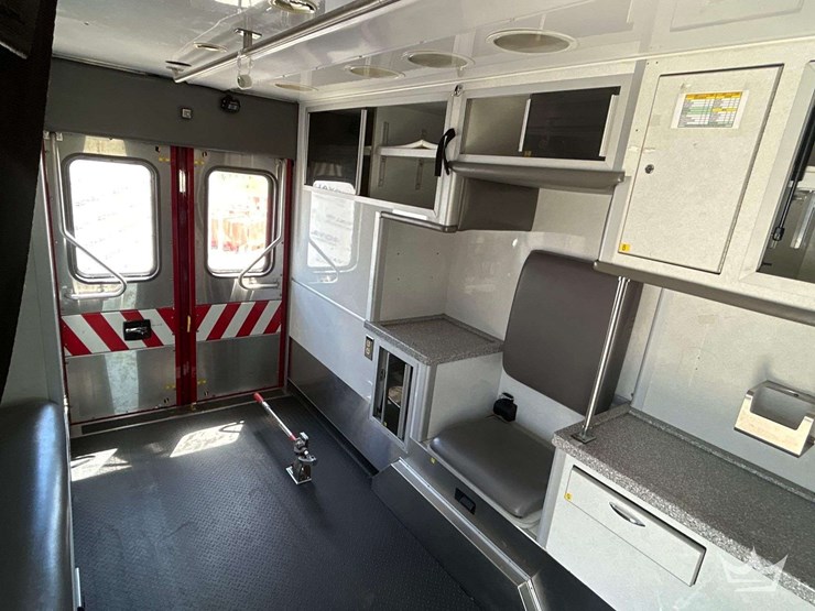 2015-freightliner-m2-106-ambulance-image-37