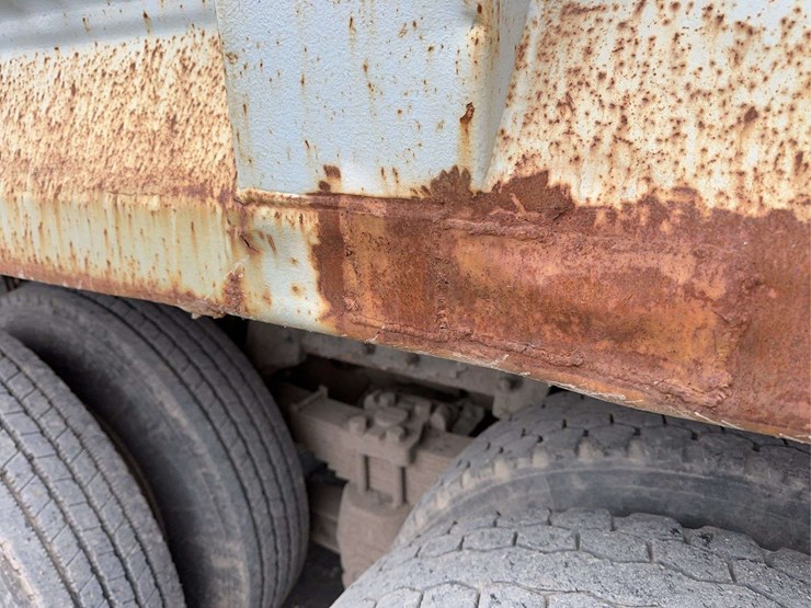 peterbilt-330-image-19