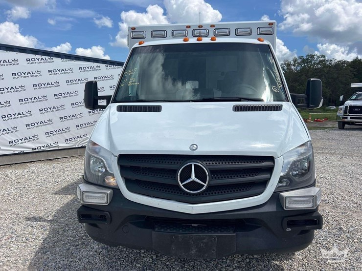 2015-mercedes-benz-sprinter-3500-ambulance-image-22